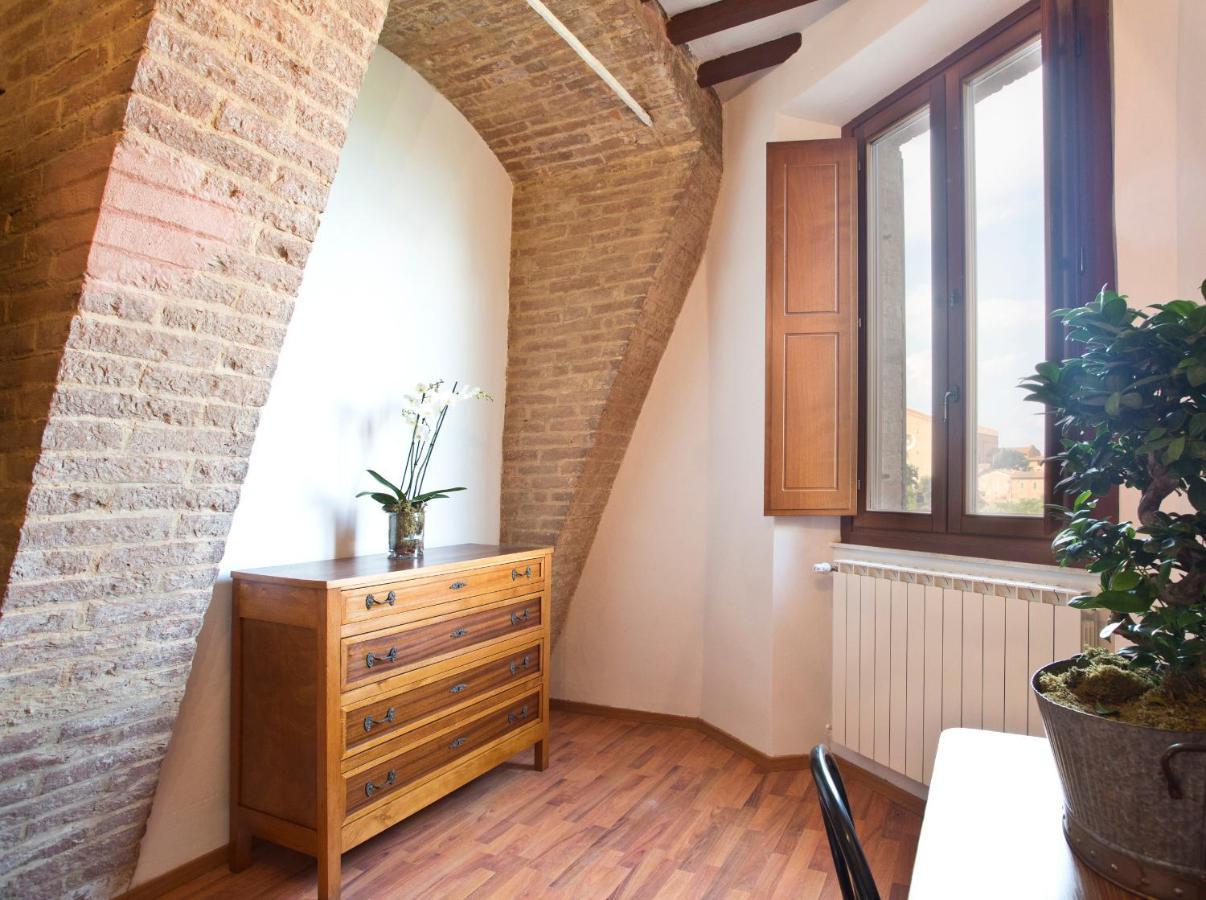 Residenza D'Epoca Palazzo Piccolomini Apartment Сиена Екстериор снимка