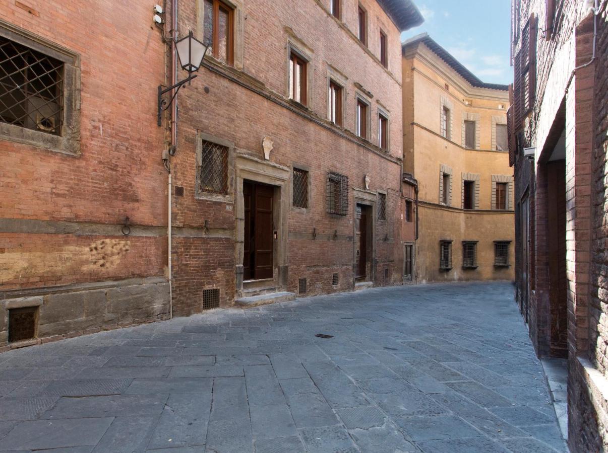 Residenza D'Epoca Palazzo Piccolomini Apartment Сиена Екстериор снимка